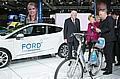 IAA-Rundgang der Kanzlerin (v.r.): Gunnar Herrmann, Vorsitzender der Geschäftsführung der Kölner Ford-Werke, erläutert Angela Merkel und Hessens Ministerpräsident Volker Bouffier das Car- und Bikesharingangebot.  Foto: Auto-Medienportal.Net/Ford